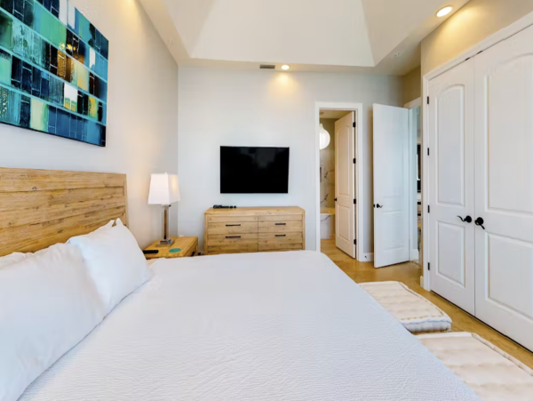 Penthouse Unit with Beach Service